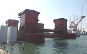 中集来福士第八座半潜式钻井平台下船体下水